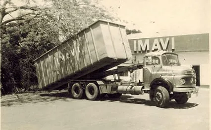 Um dos primeiros equipamentos de carga da IMAVI, diante da fábrica