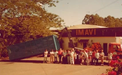 Equipe IMAVI reunida em frente à fábrica